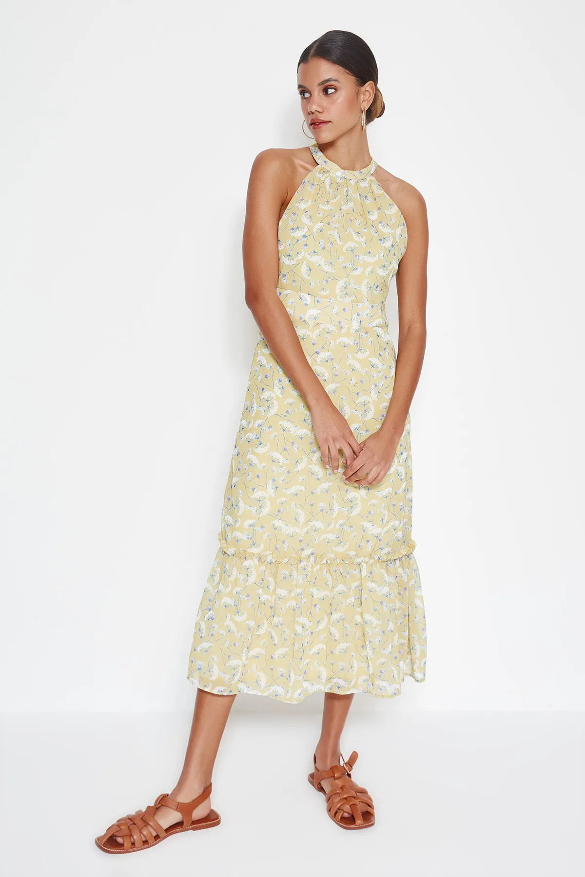 Trendyol Collection  Gelbes Midi-Kleid mit Blumenmuster und A-Schnitt TWOSS19LJ0200