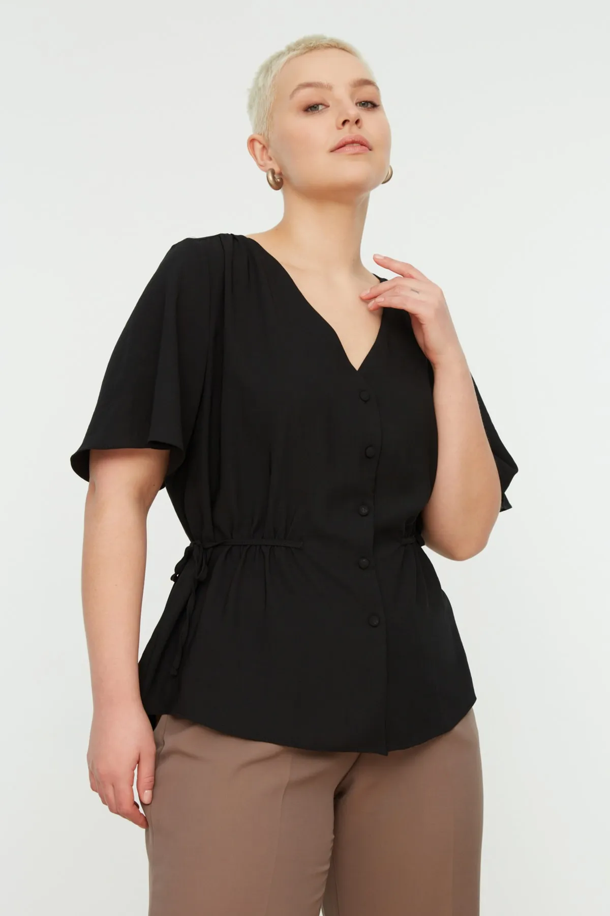 Trendyol Curve  Schwarze gewebte Bluse zum Binden mit V-Ausschnitt TBBSS22BZ0753