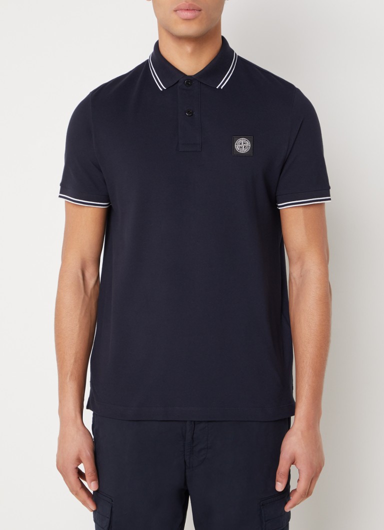 Camisa polo Stone Island 2SC18 slim fit em algodão piqué com logo e punhos com detalhes contrastantes.