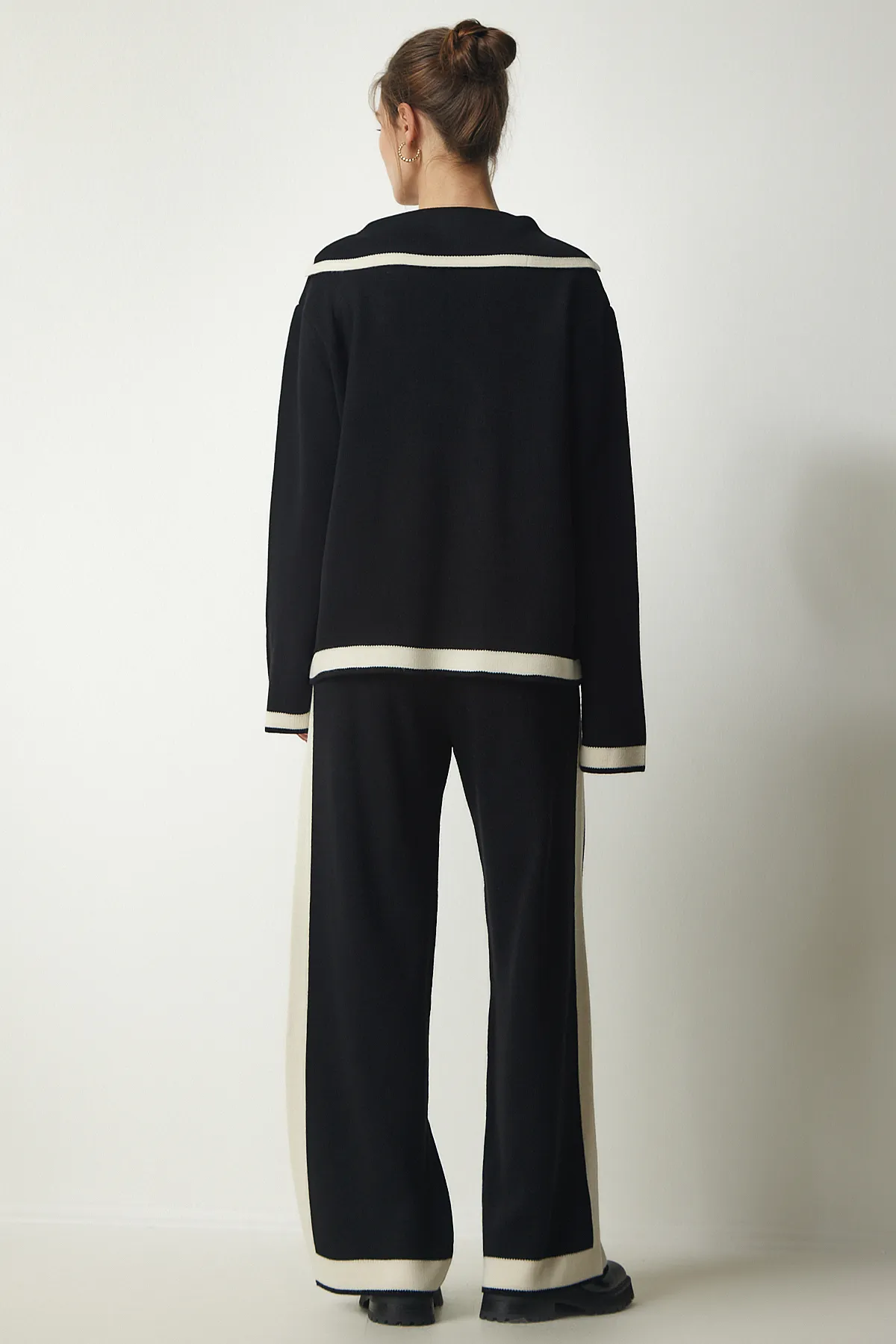 Happiness İstanbul  Schwarzes Strickwaren-Set mit gestreifter Strickjacke und Hose für Damen PF00028