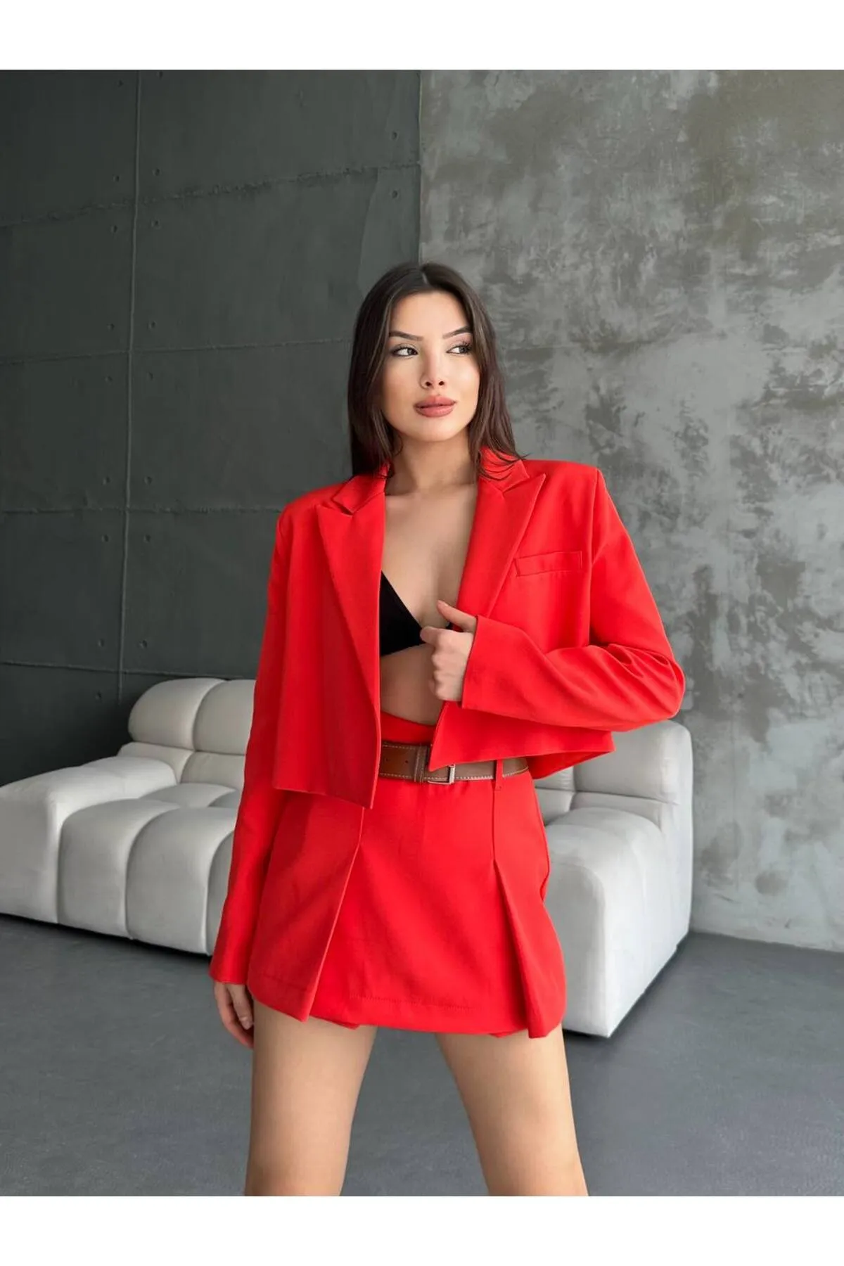 Laluvia  Rotes Set aus Jacke und Rock mit zweireihigem Kragen und Gürtel