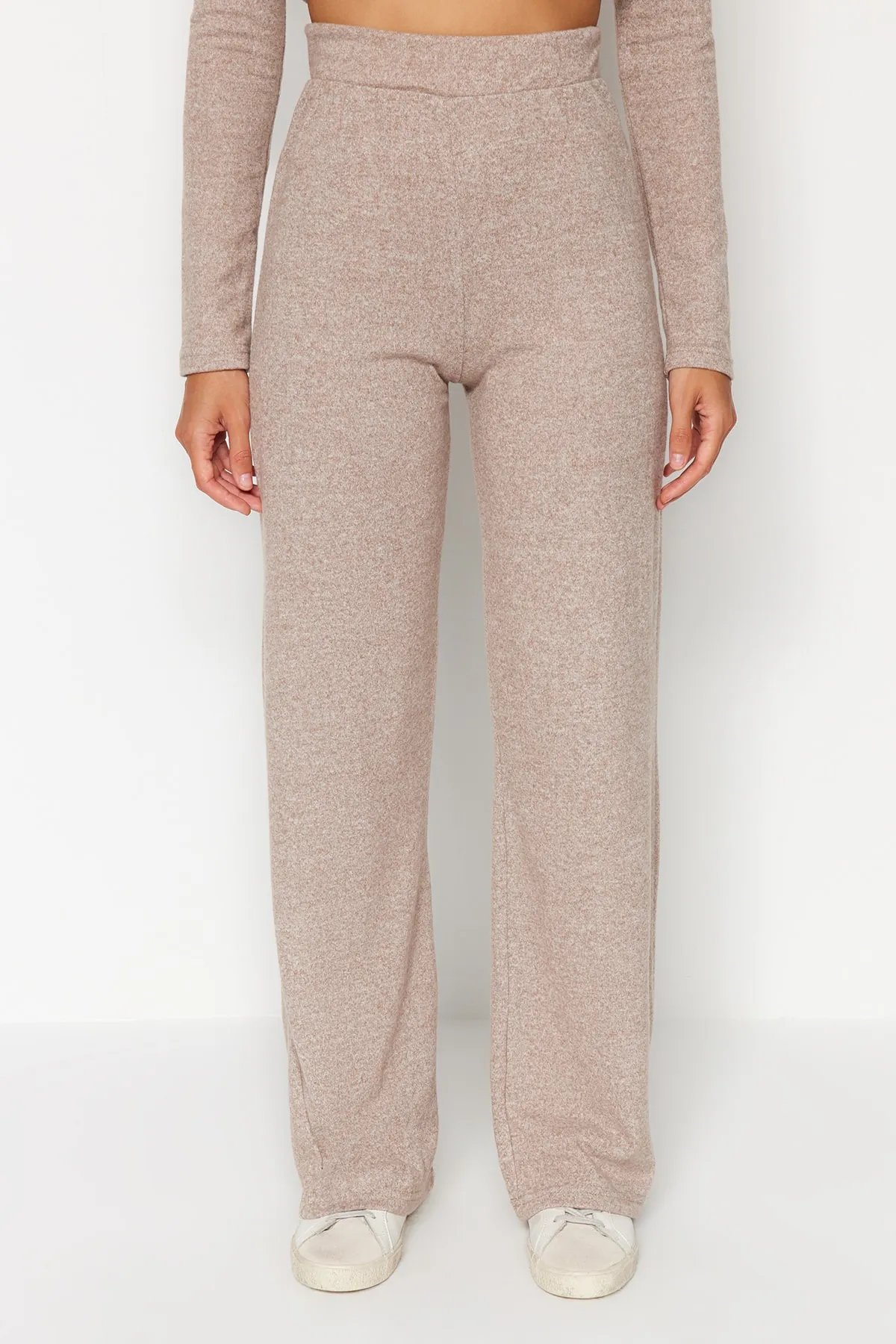 Trendyol Collection  Beiges Set aus weichem Crop-Top und weitem Bein mit Stehkragen und gestricktem Unterteil und Oberteil mit weitem Bein TWOAW24AU00077