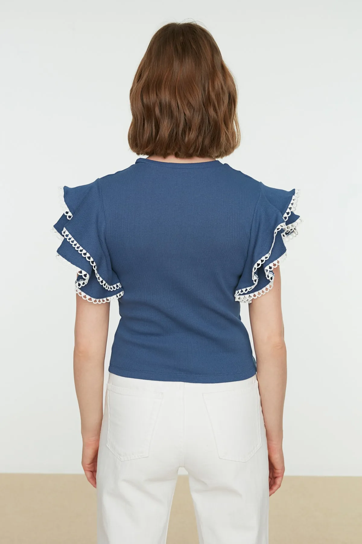 Trendyol Collection  Indigofarbene Rüschen- und Nahtdetaillierte, flexible Strickbluse TWOSS21BZ0736