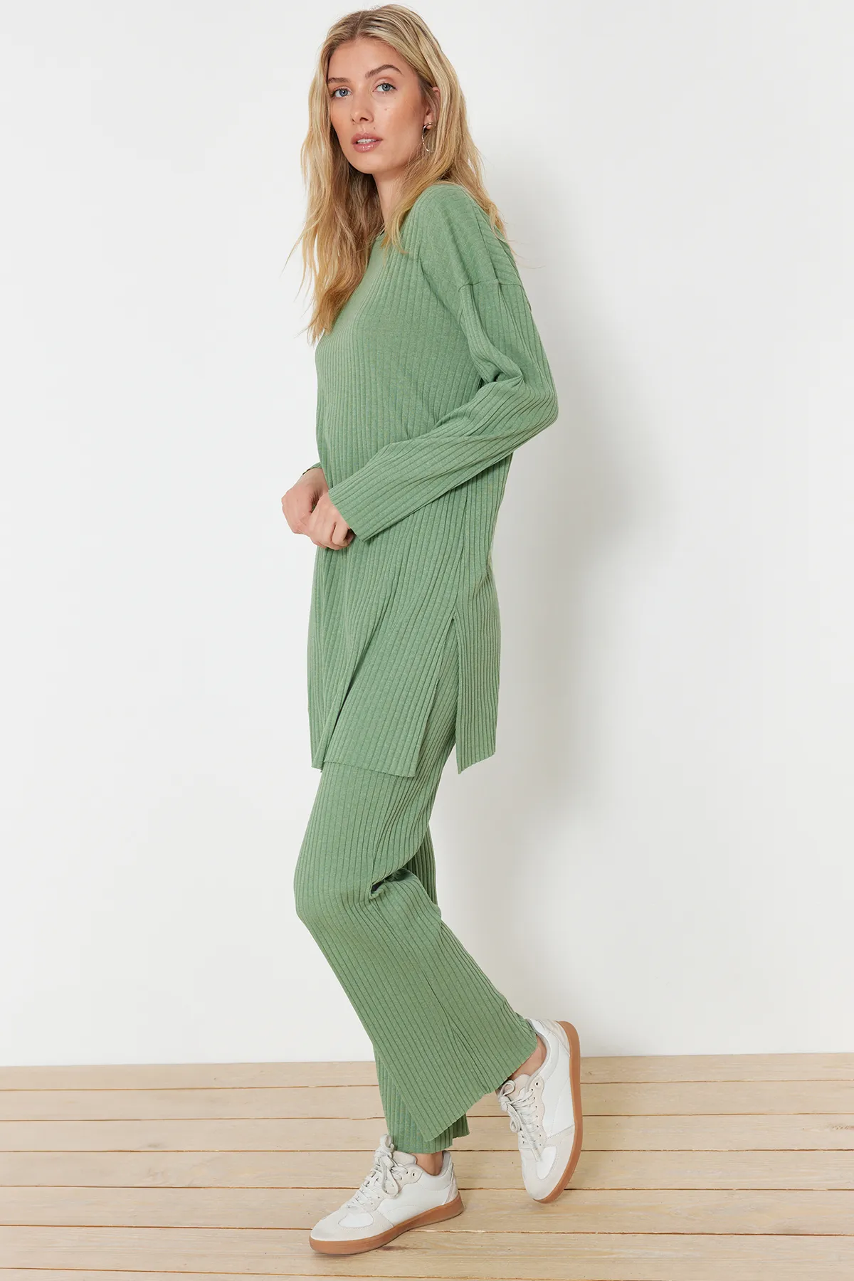 Trendyol Modest  Grünes Camisole-Set aus gestricktem Oberteil und Unterteil TCTSS24US00060