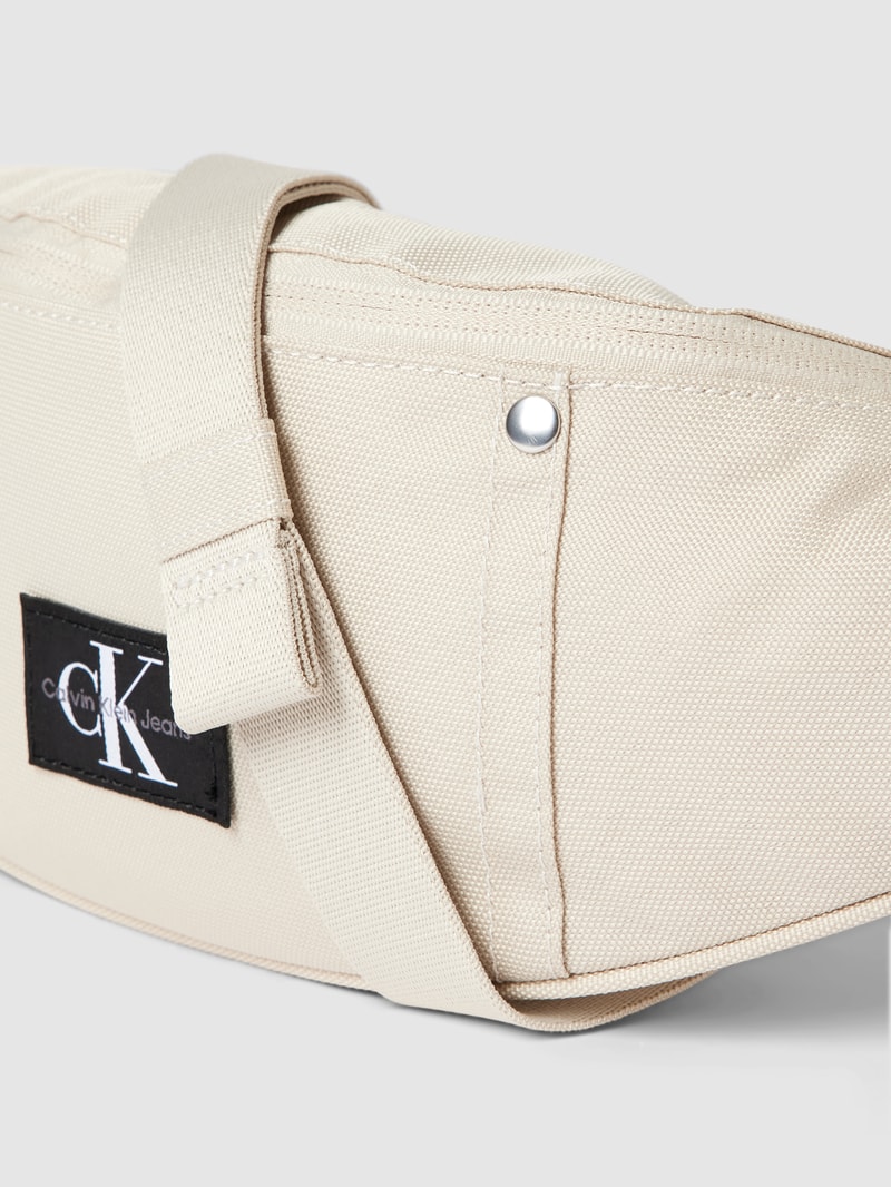 Bauchtasche mit Label-Patch in sand