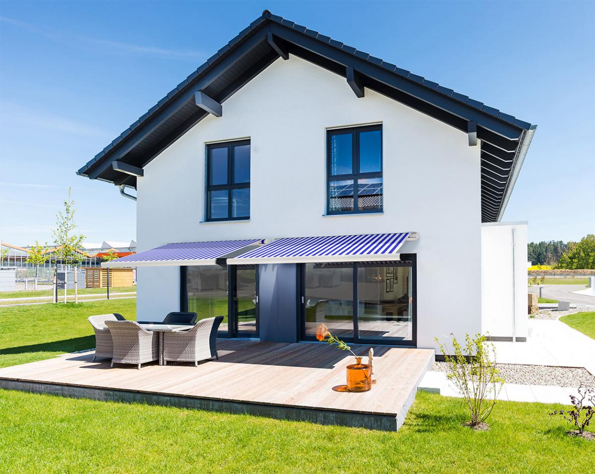 Home Deluxe LED Vollkassettenmarkise ELOS - 395 x 300 cm Marineblau - Weiß