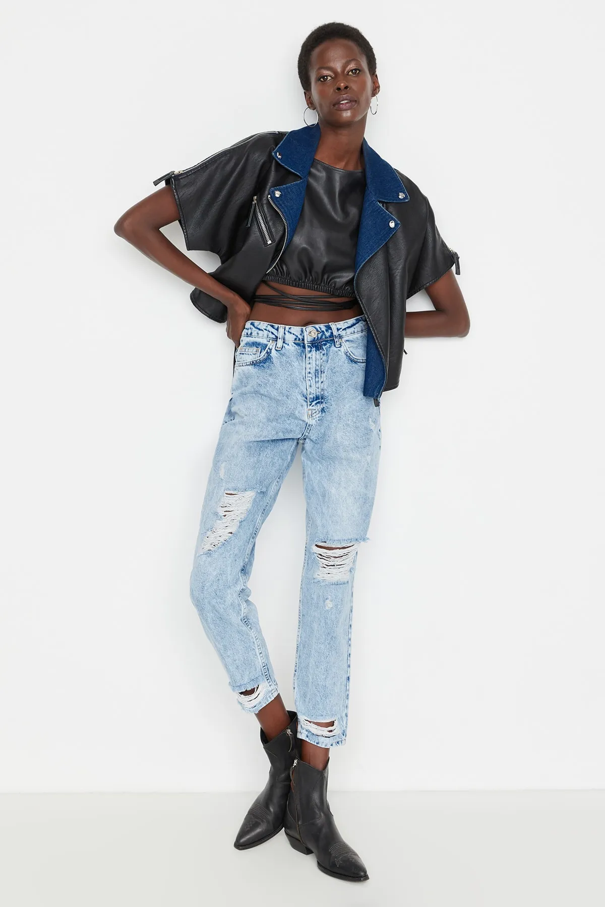 Trendyol Collection  Blaue Mom-Jeans mit zerrissenem Detail und hoher Taille TWOSS21JE0150