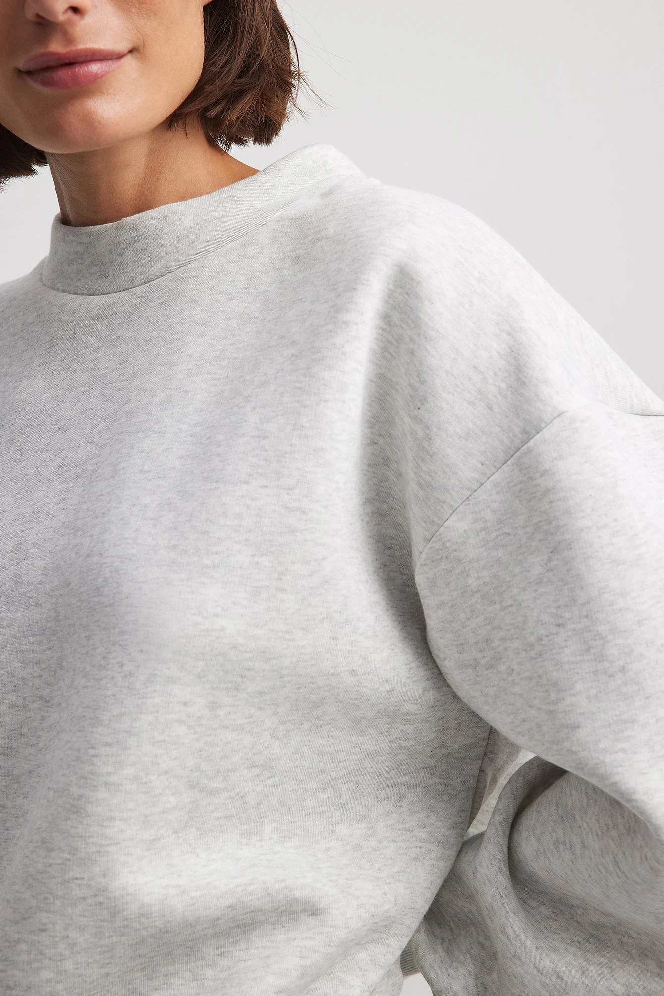 Hochgeschnittener Pullover mit Detail