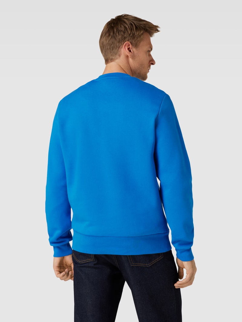 Sweatshirt in unifarbenem Design mit Label-Stitching in royalblau