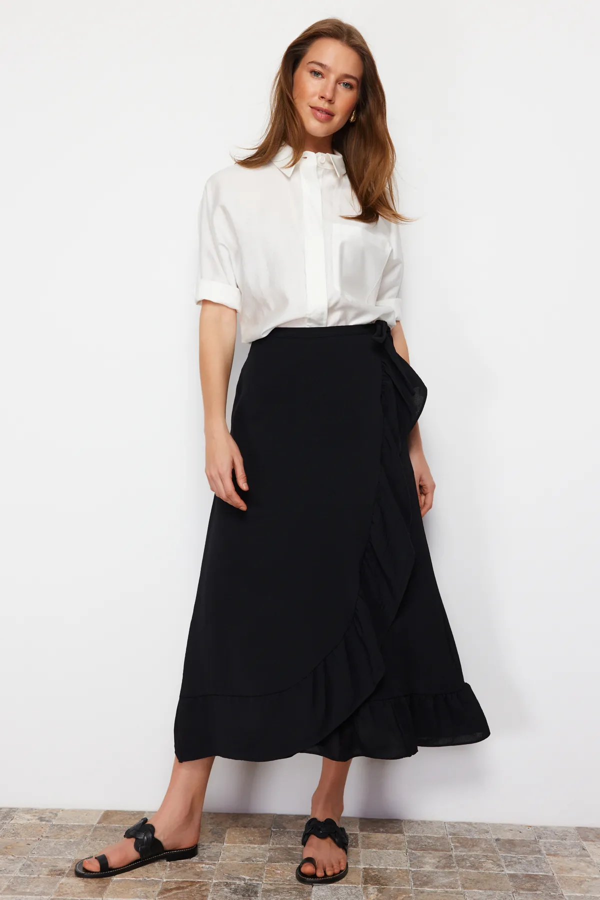 Trendyol Modest  Schwarzer Wickelrock mit Volant aus Webstoff TCTSS21ET0579
