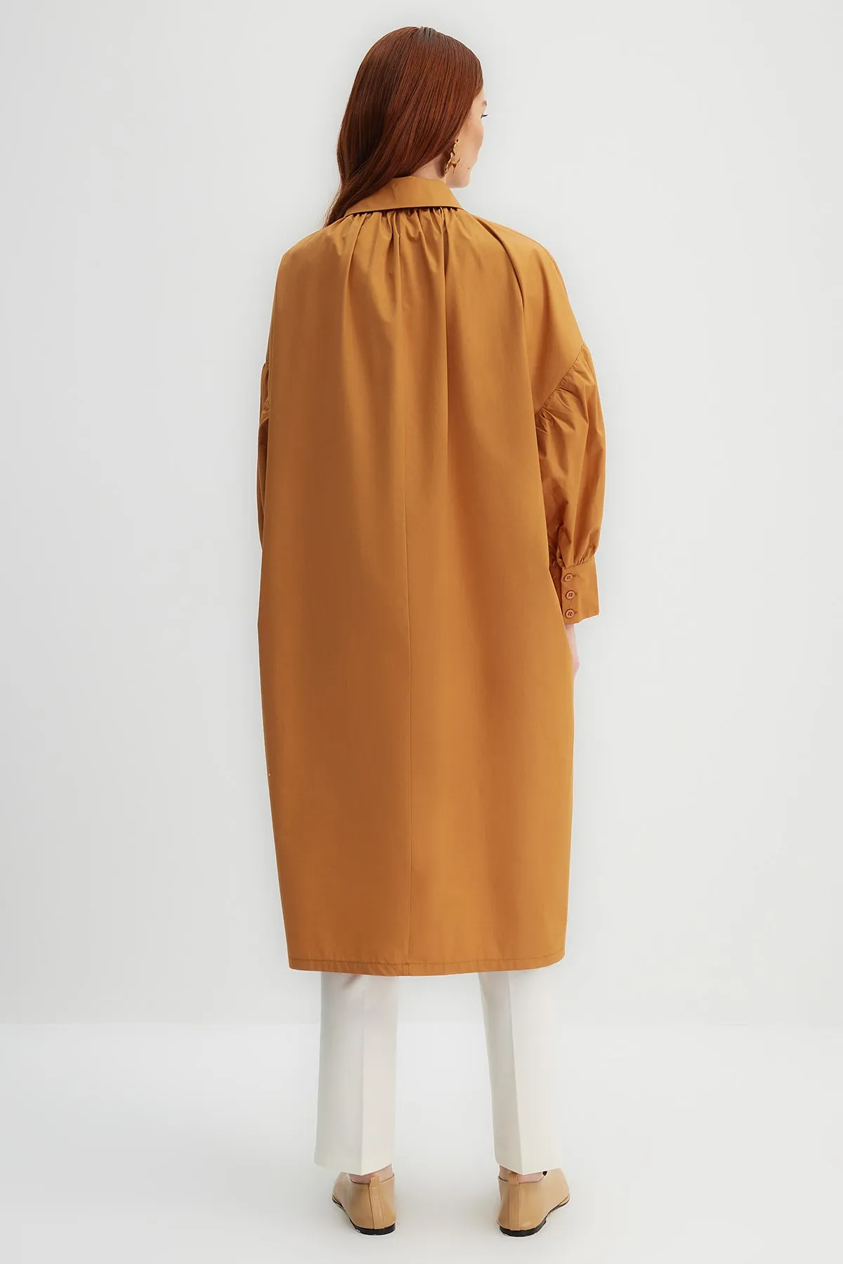 Trendyol Modest  X Kevser Sarıoglu Braune Tunika aus 100 % gewebter Popeline mit halber Knopfleiste und Kordelzug TCLSS23UK00002