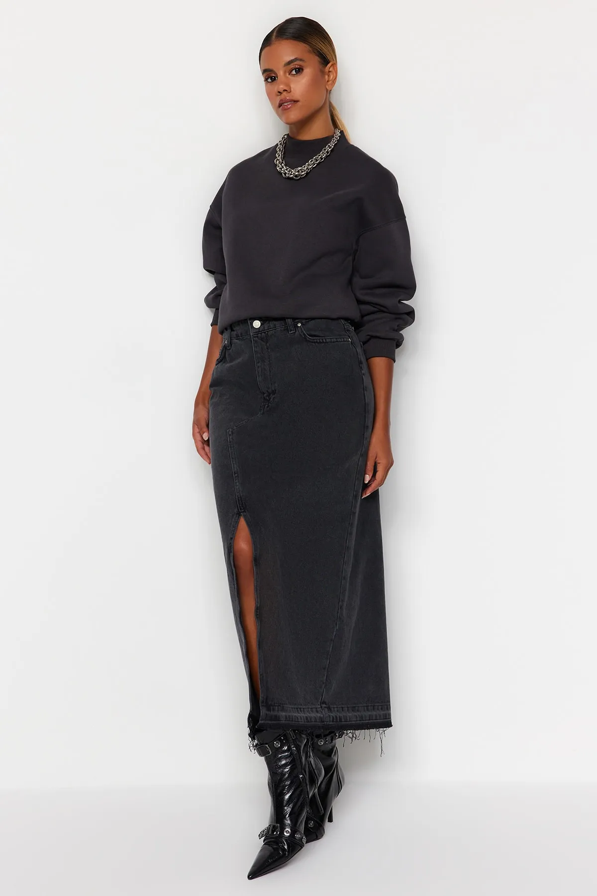 Trendyol Collection  Schwarzer geschlitzter Maxi-Jeansrock TWOSS23ET00289