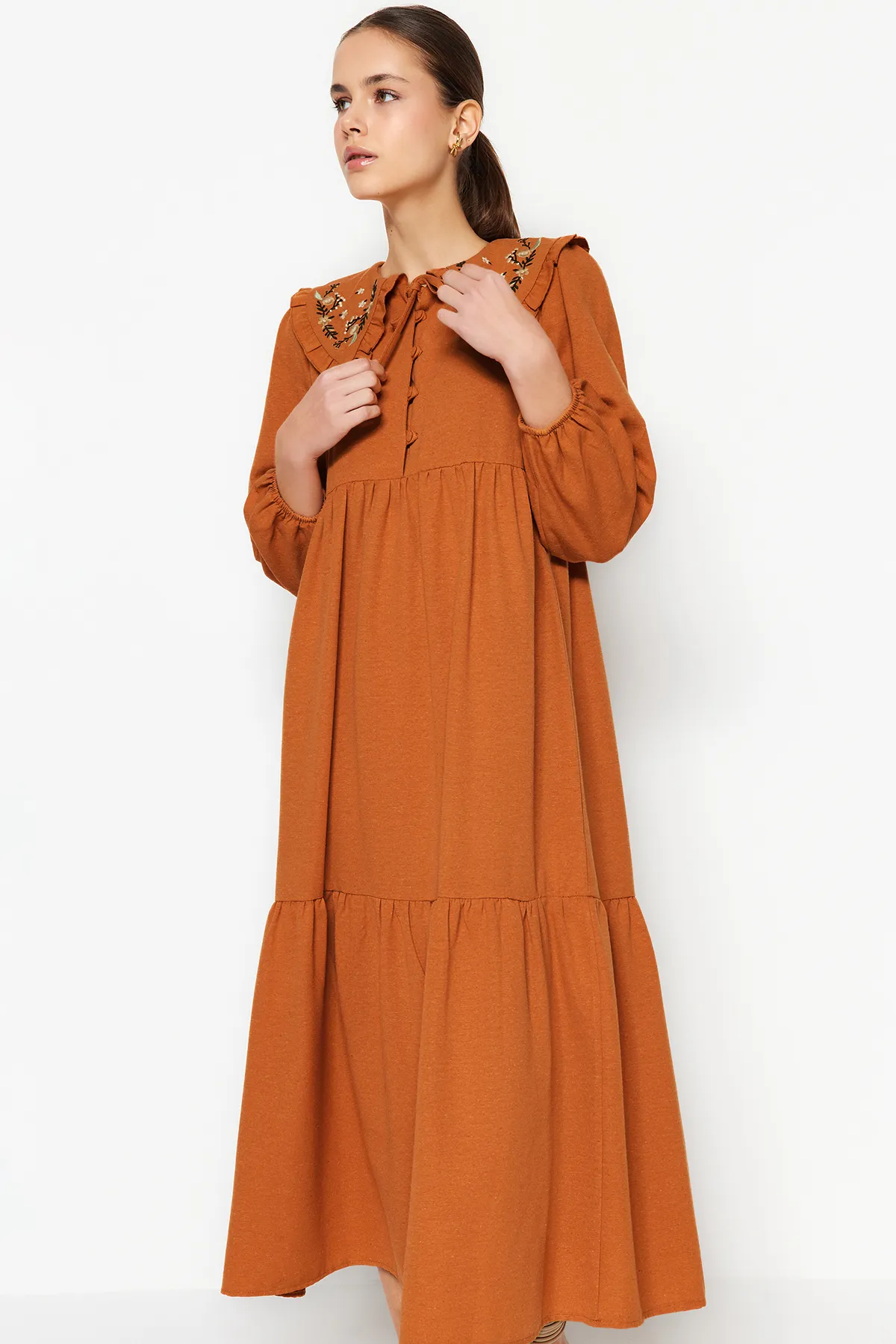 Trendyol Modest  Gewebtes Kleid in Leinenoptik mit besticktem Zimtkragen und halber Knopfleiste TCTSS23EB00257