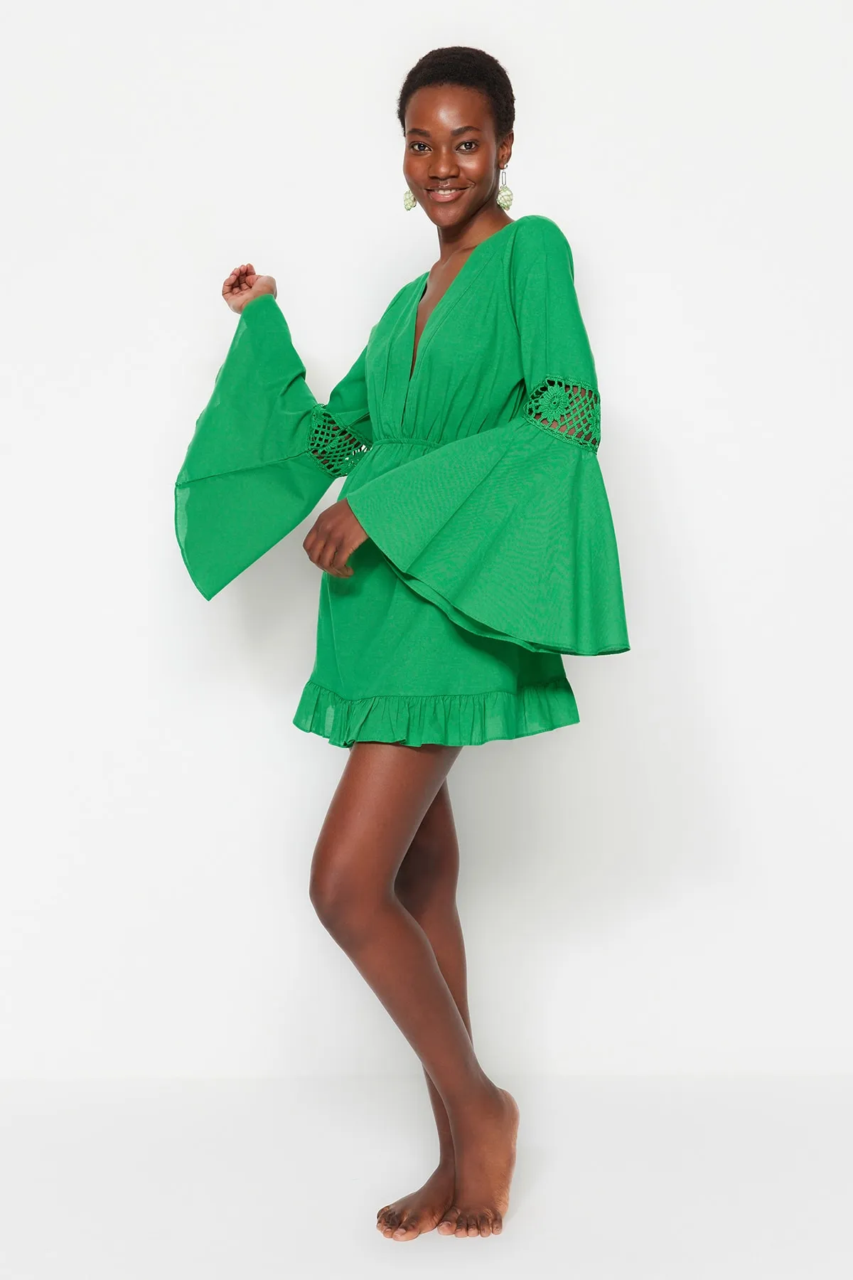 Trendyol Collection  Tropisches grünes Mini-Strandkleid aus gewebter Spitze aus 100 % Baumwolle TBESS23EL00034