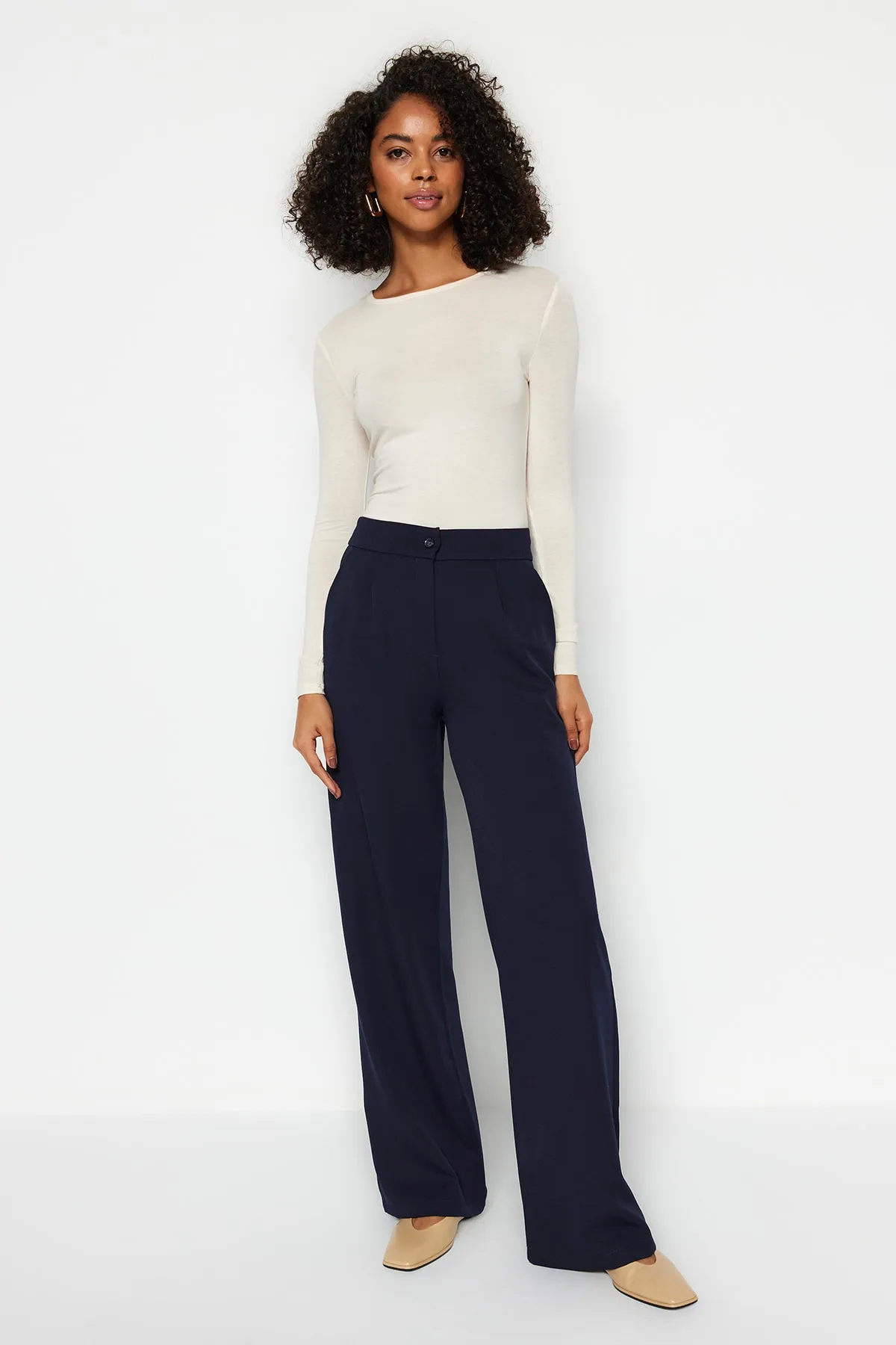 Trendyol Collection  Marineblaue Hose mit weitem Bein TWOAW22PL0139