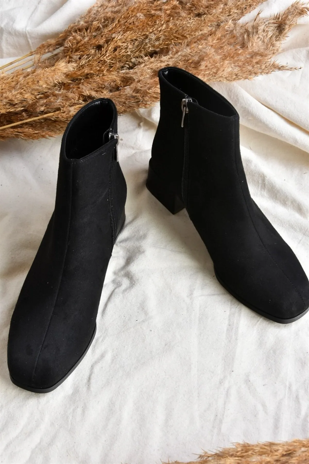 Fox Shoes  Schwarz/schwarze Wildleder-Damenstiefel mit kurzem Absatz L518090302