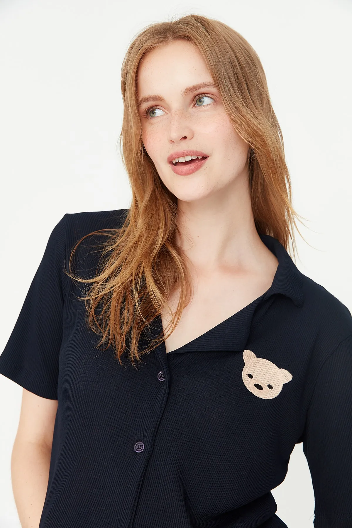 Trendyol Collection  Marineblaues Pyjama-Set aus geripptem Hemd und Hose mit Teddybär-Stickerei THMSS21PT0168