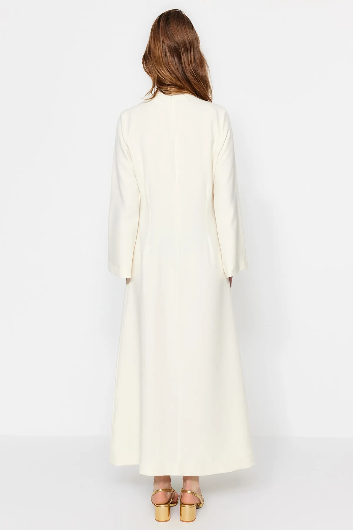Trendyol Modest  Ecru Nu A-Linien-Abendkleid aus Crêpe mit Halsketten-Accessoires TCTSS23DB00023