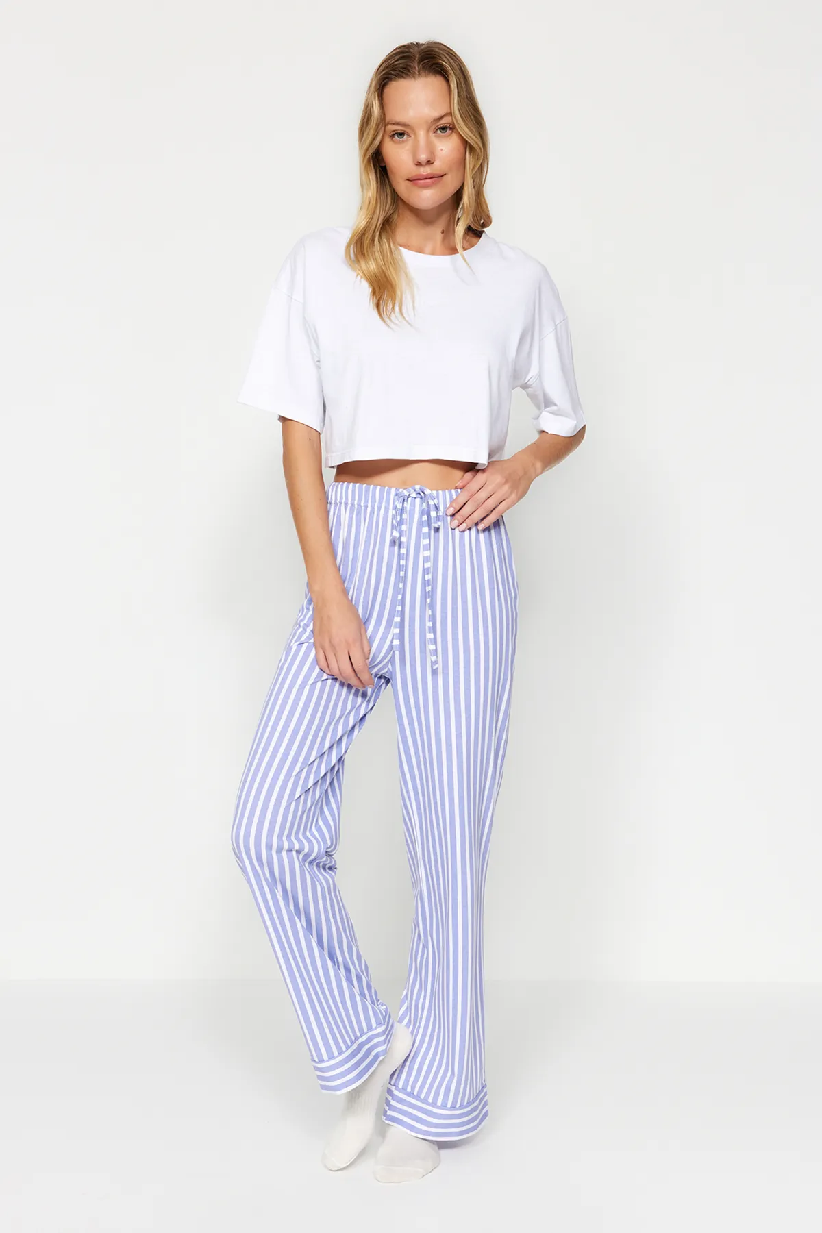 Trendyol Collection  Weiß-blaue Pyjamahose aus gestreiftem Strick, 100 % Baumwolle THMAW24PJ00001