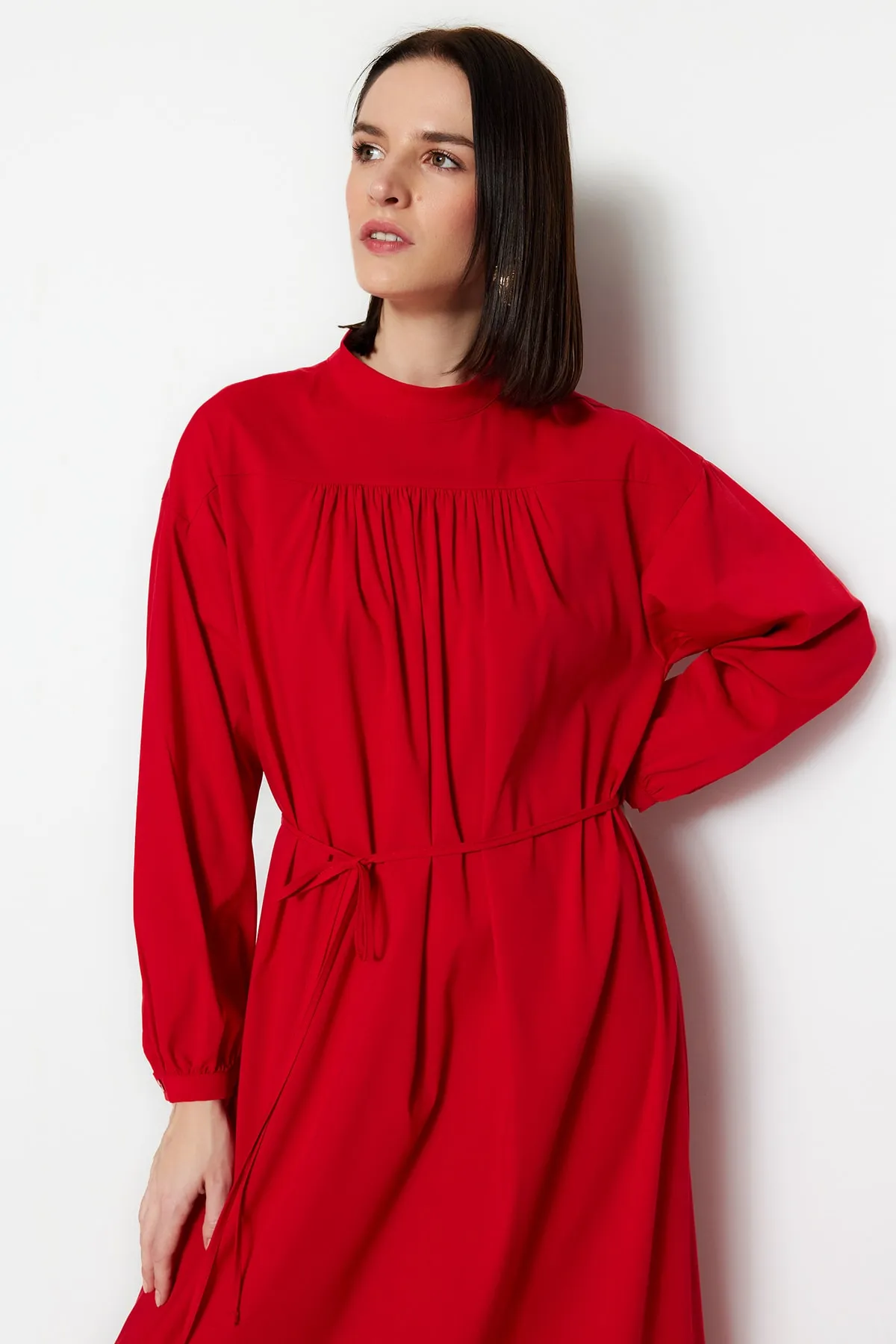 Trendyol Modest  Rotes, gewebtes Kleid mit weitem Schnitt, Gürtel und Raffung TCTSS23EB00281