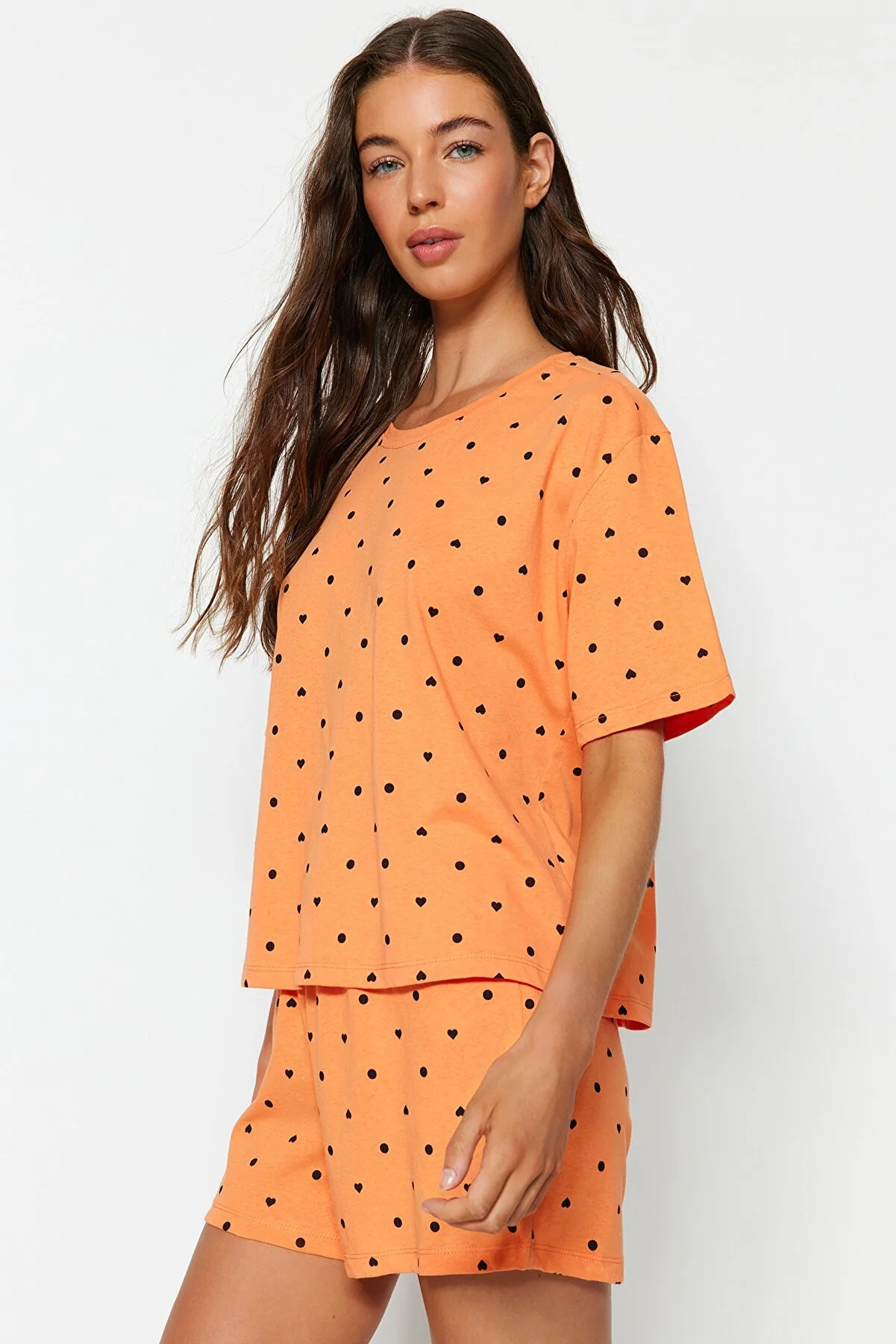 Trendyol Collection  Orange-mehrfarbiges gestricktes Pyjama-Set mit T-Shirt und Shorts aus 100 % Baumwolle mit Herzmuster THMSS21PT1485