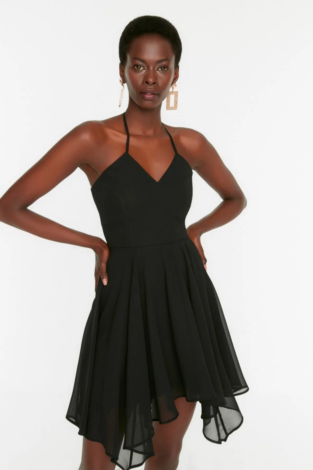 Trendyol Collection  Elegantes Abendkleid aus schwarzem Chiffon mit Trägern TPRSS22EL1313
