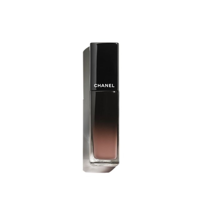 DER GLÄNZENDE FLUID-LIPPENSTIFT MIT LANGEM HALT