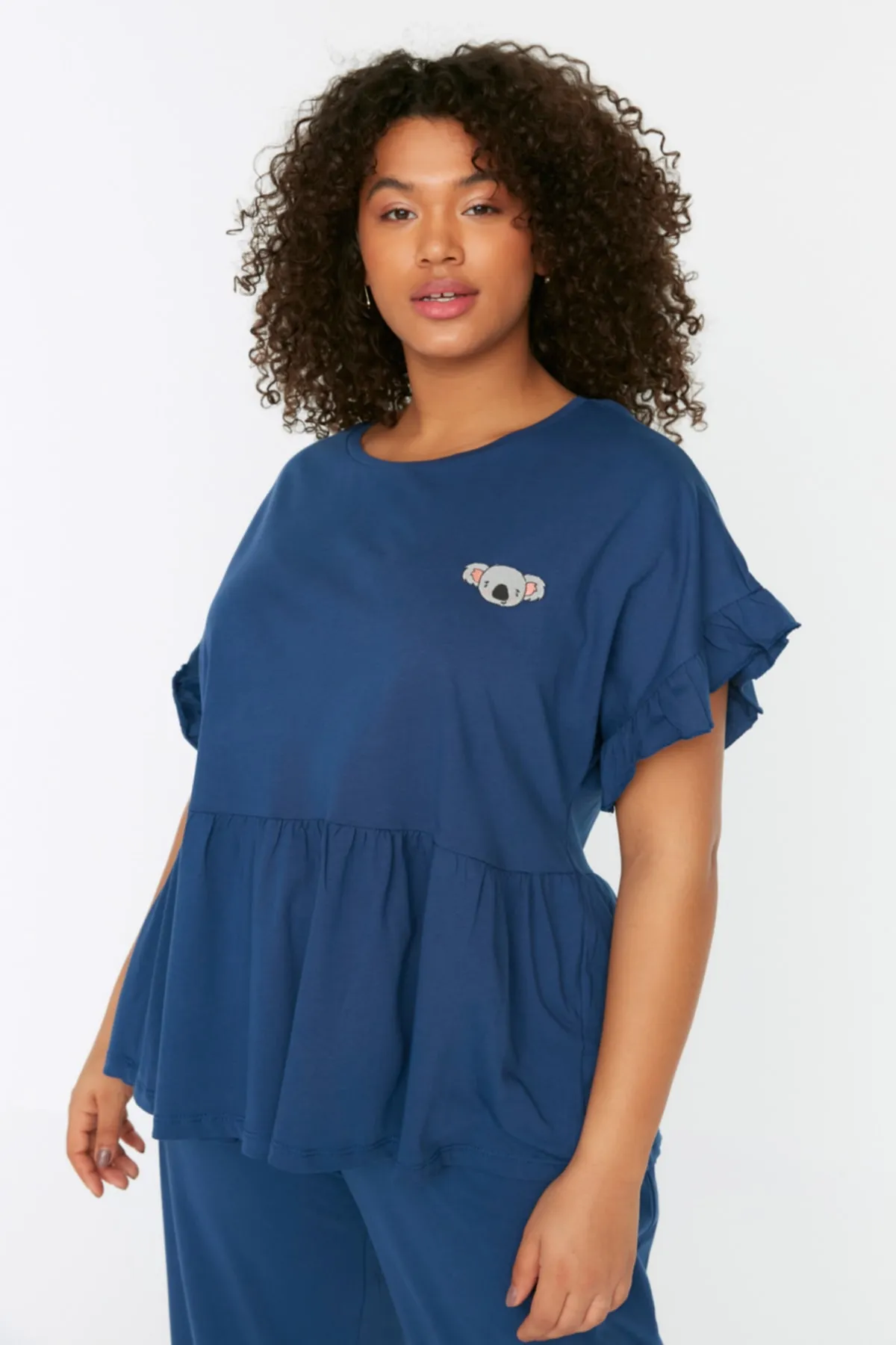 Trendyol Curve  Marineblaues Pyjama-Set aus Strick mit besticktem Volant TBBSS22PT0565