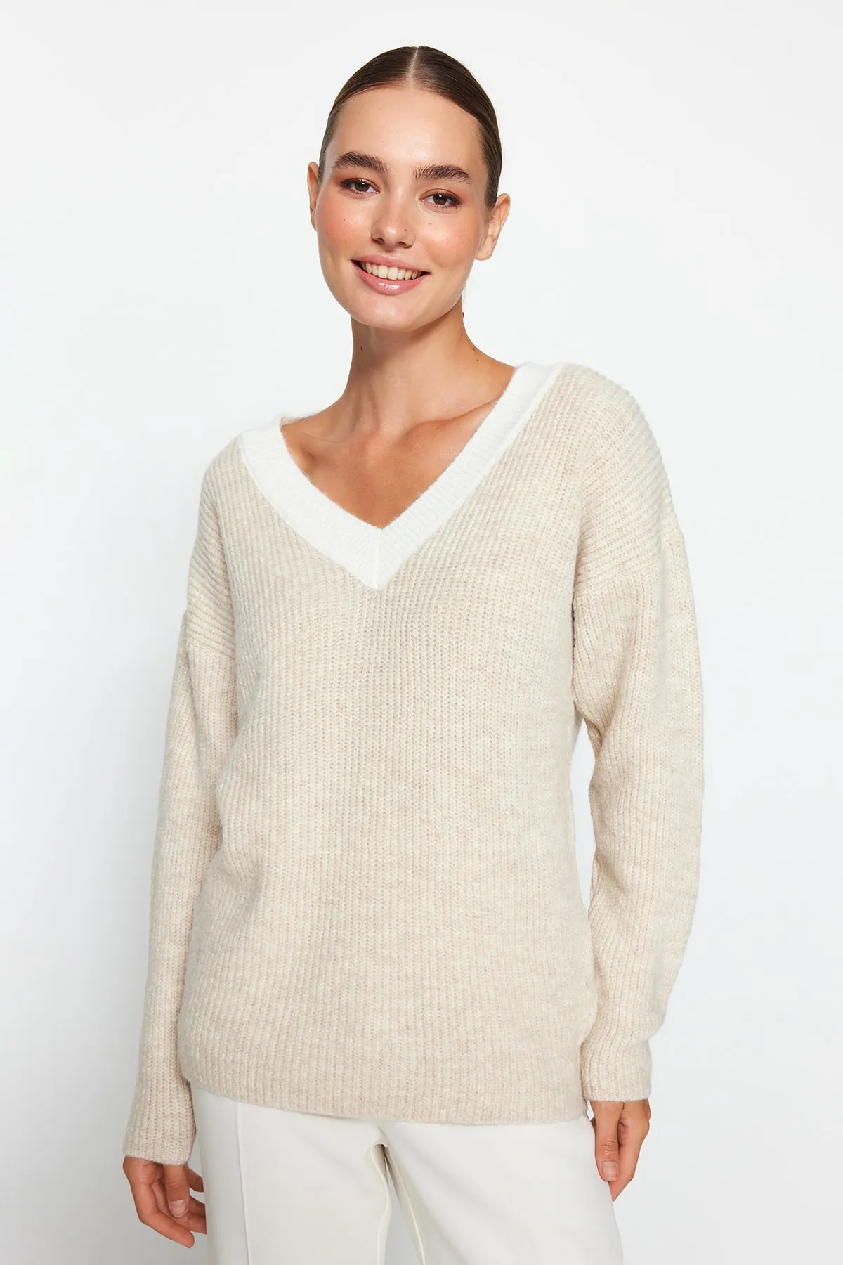 Trendyol Collection  Beiger Strickpullover mit weicher Struktur TWOAW24KZ00438