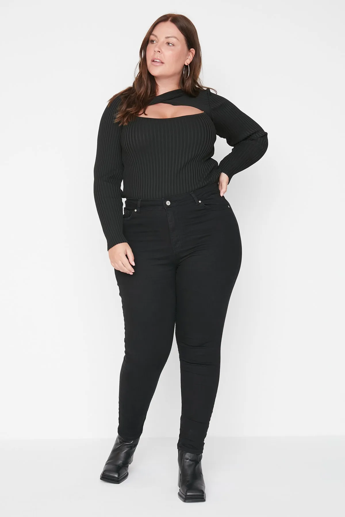 Trendyol Curve  Schwarze Skinny Jeans mit hoher Taille TBBAW23CJ00012
