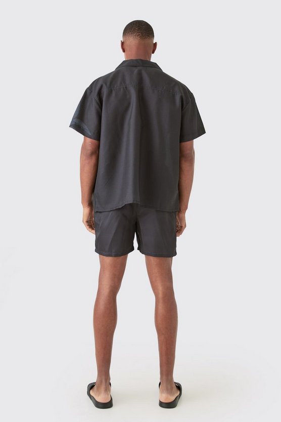 Kastiges gemustertes Hemd und Badehose