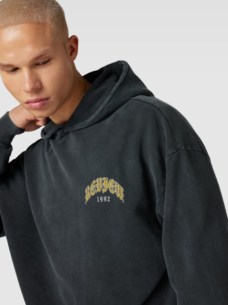 Hoodie mit Motiv-Print und Känguru-Tasche in schwarz