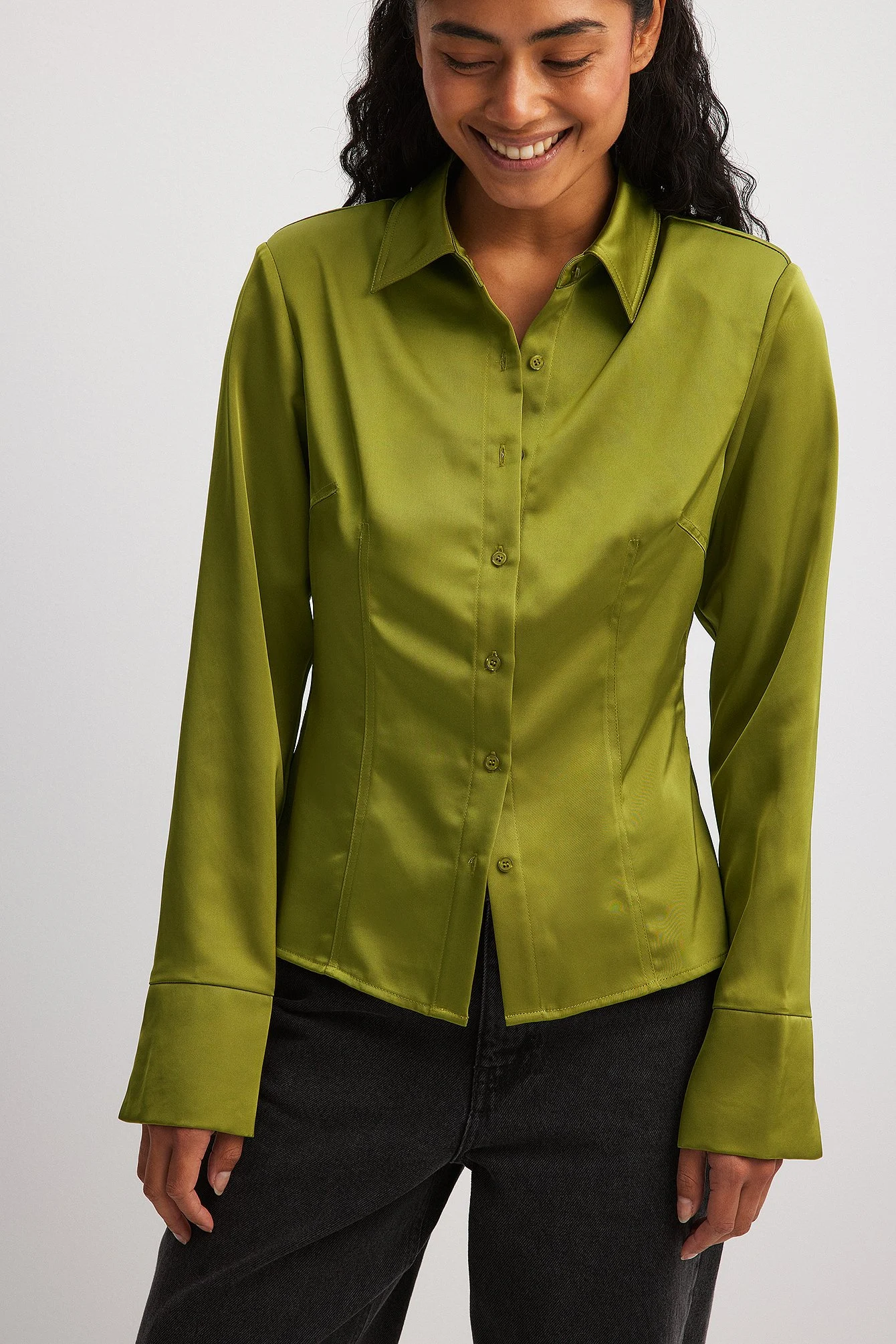 Satinbluse mit spitzen Schultern