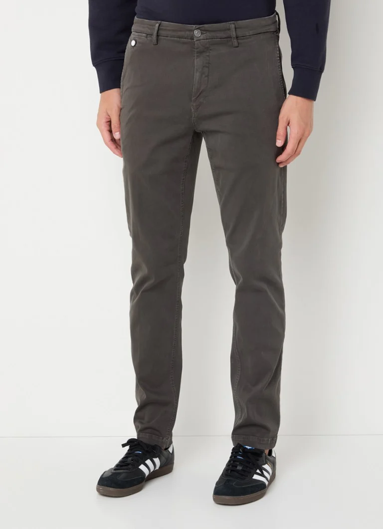 Pantaloni chino Benni Replay cu croială clasică și buzunare laterale.