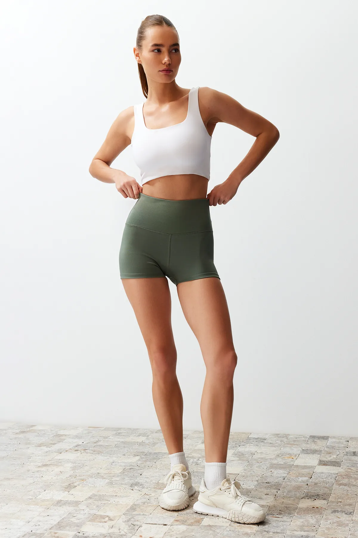 Trendyol Collection  Khakifarbene Restorer-Taillenreflektor-bedruckte gestrickte Sport-Extra-Shorts/kurze Leggings THMSS23TY00019