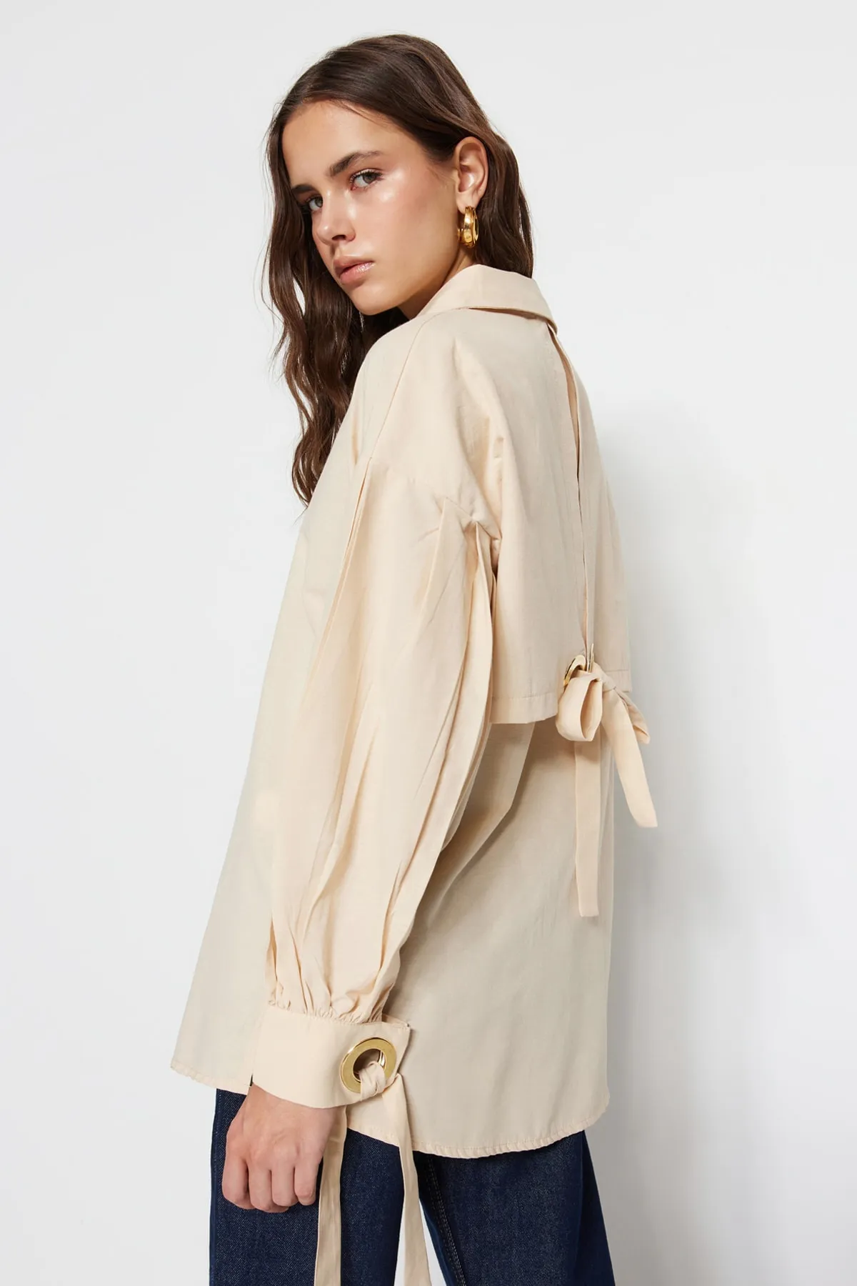 Trendyol Modest  Gewebtes Baumwollhemd mit steinbesetztem Bindedetail auf der Rückseite, Accessoires TCTSS23TG00109