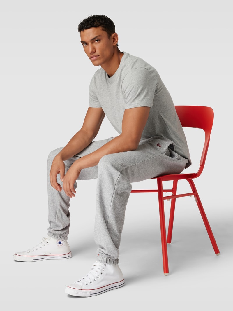 Sweatpants mit Motiv-Stitching Modell 'LEAGUE' in hellgrau meliert