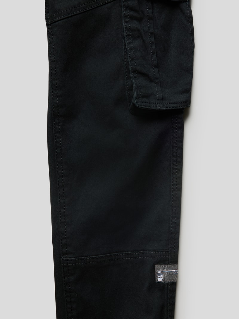 Cargohose mit Label-Detail Modell 'Bango' in schwarz