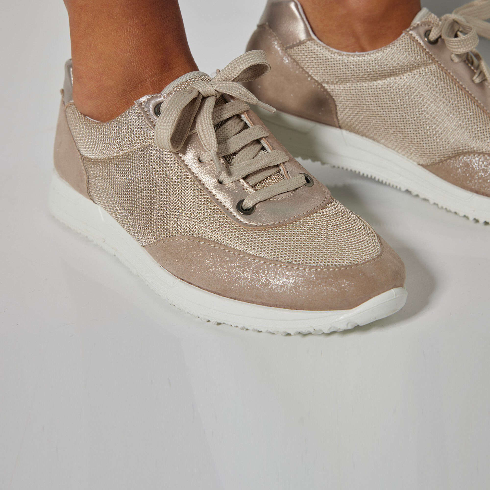 Baskets lacées spécial pieds sensibles en tissu extensible