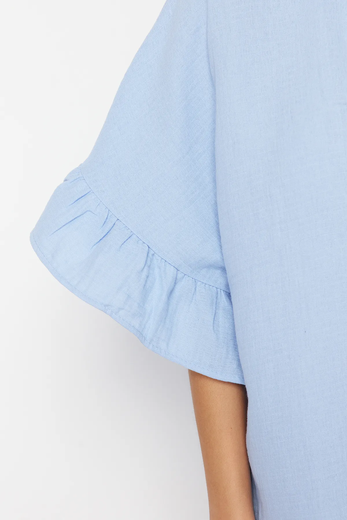Trendyol Collection  Blaues Mini-Strandkleid mit gewebten Rüschen TBESS24EL00115