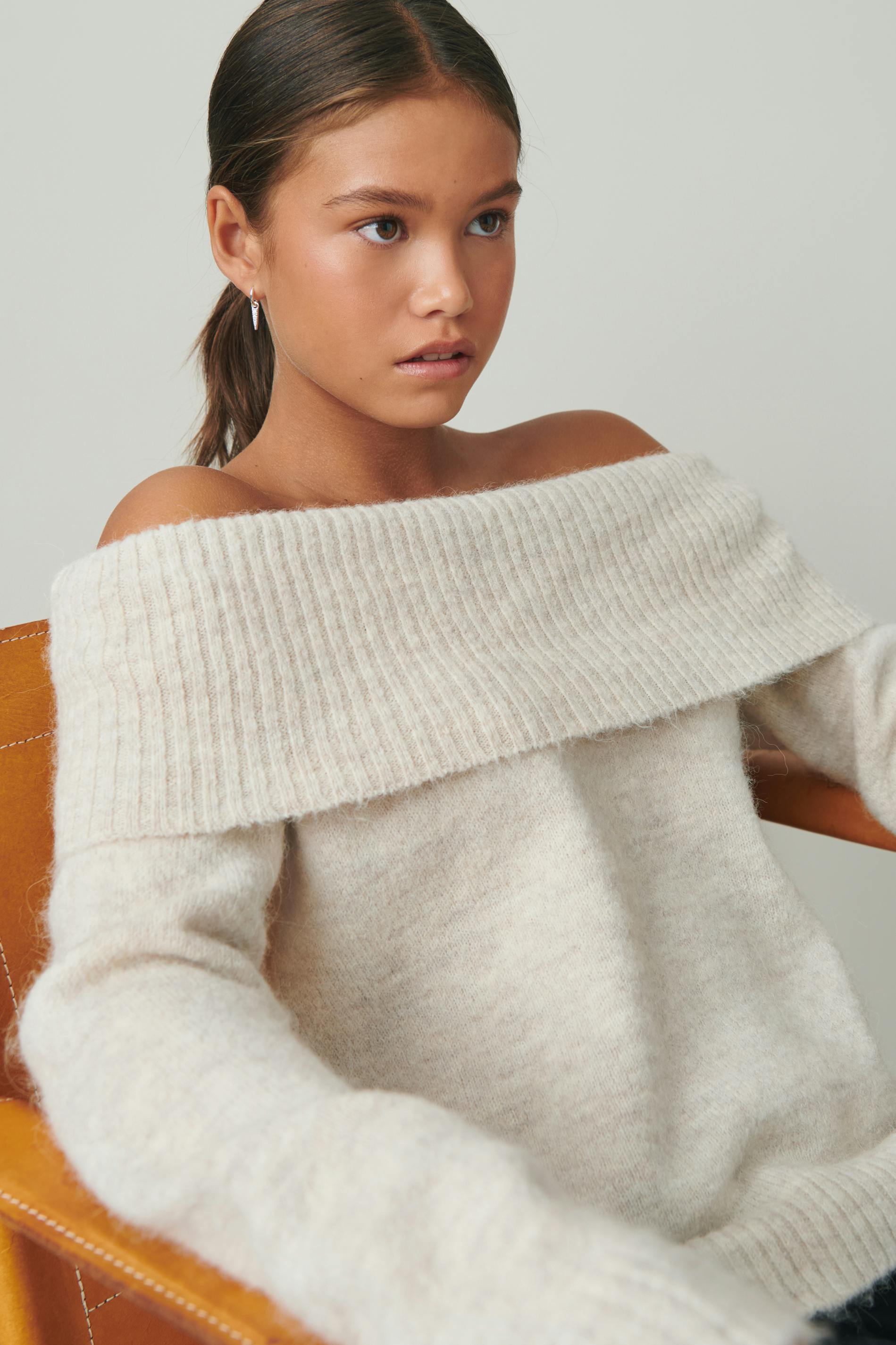Y kn off shoulder sweater