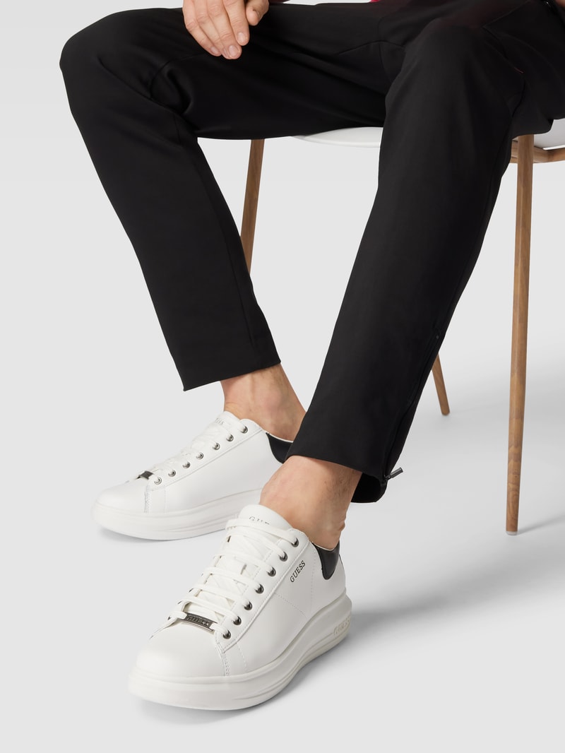 Sneaker mit Label-Print Modell 'VIBO' in weiß