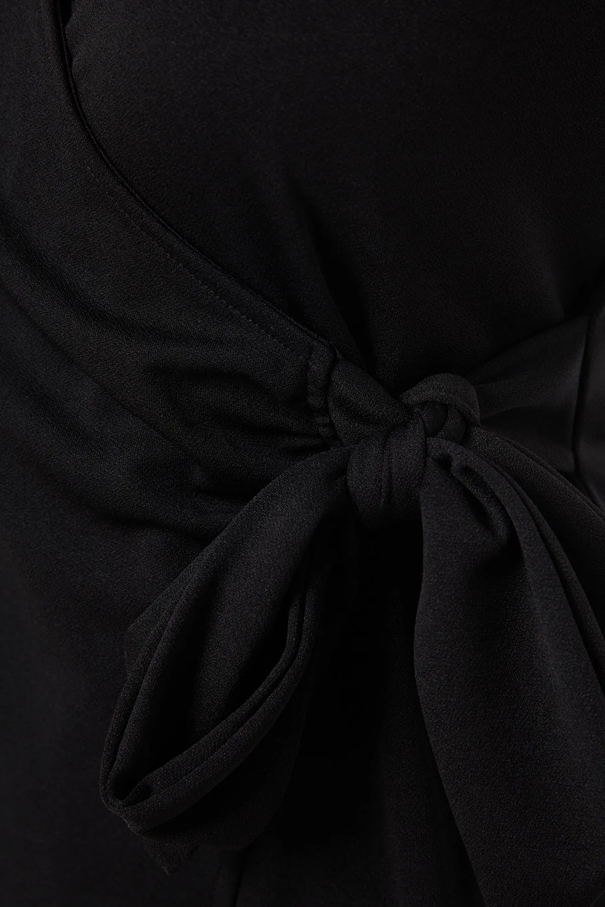 Trendyol Curve  Schwarzes zweireihiges Strickkleid mit Bindeband TBSSS23AH00075