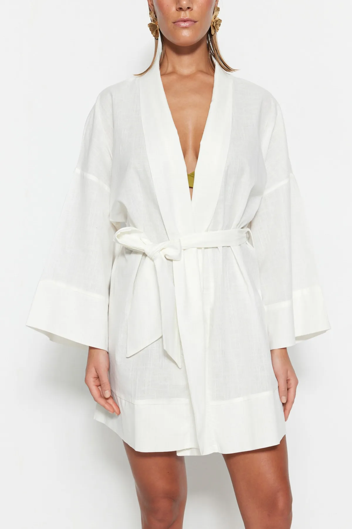 Trendyol Collection  Weißer, gewebter Mini-Kimono und Kaftan aus 100 % Baumwolle mit Gürtel TBESS23KM00080
