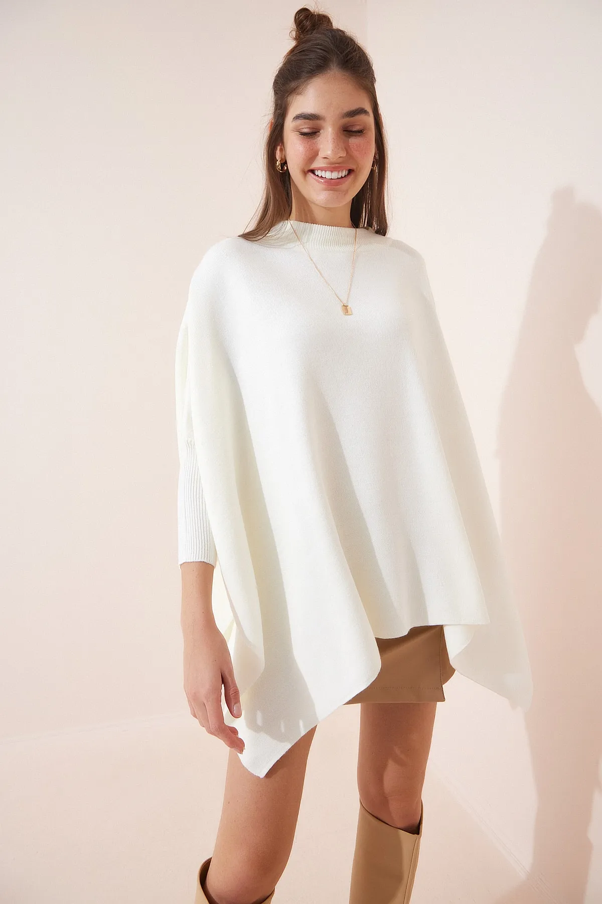 Happiness İstanbul  Ecrufarbenes Oversize-Poncho-Sweatshirt mit Seitenschlitz für Damen YY00005