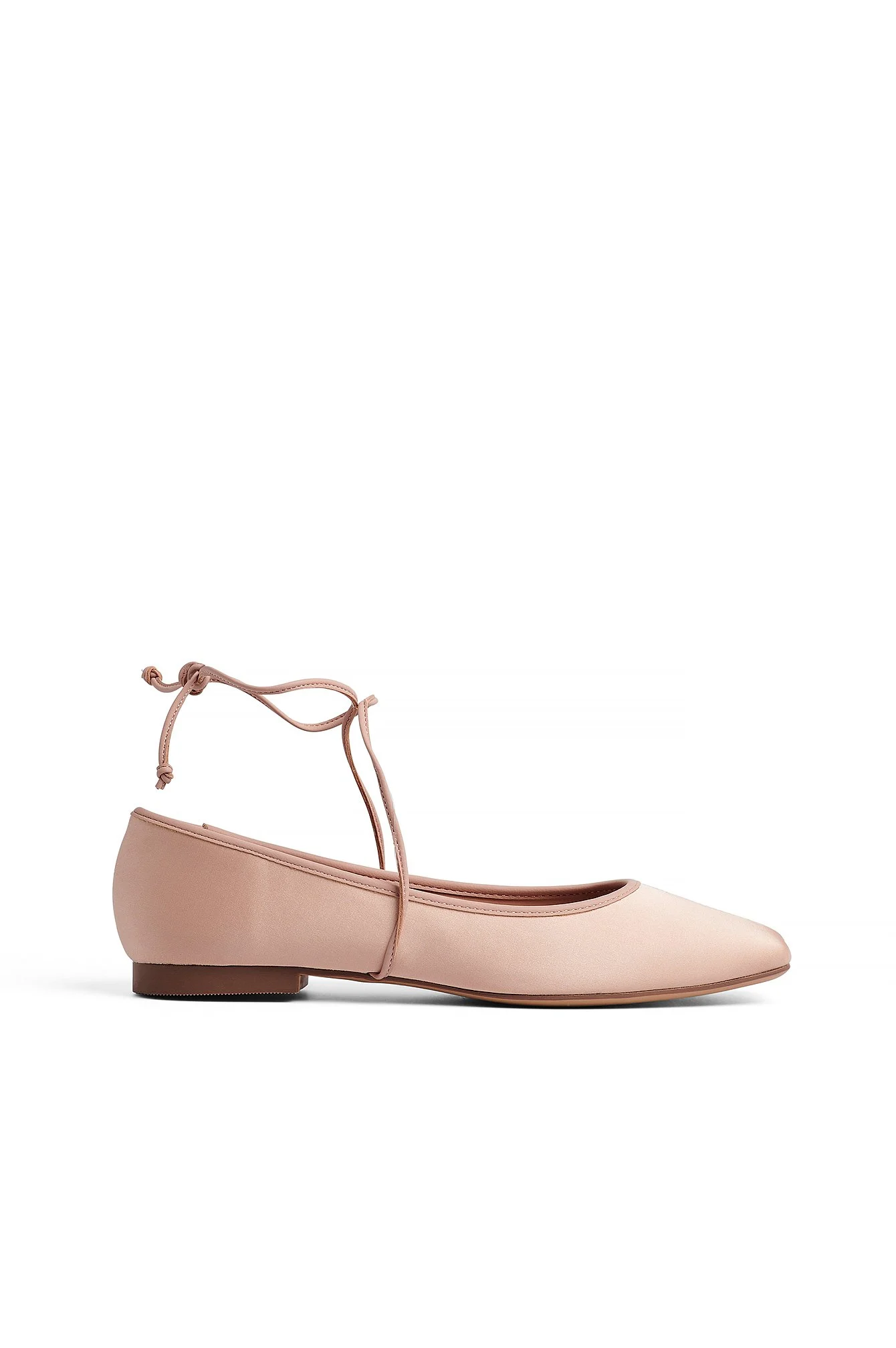 Ballerinas mit eckiger Spitze und Riemendetail