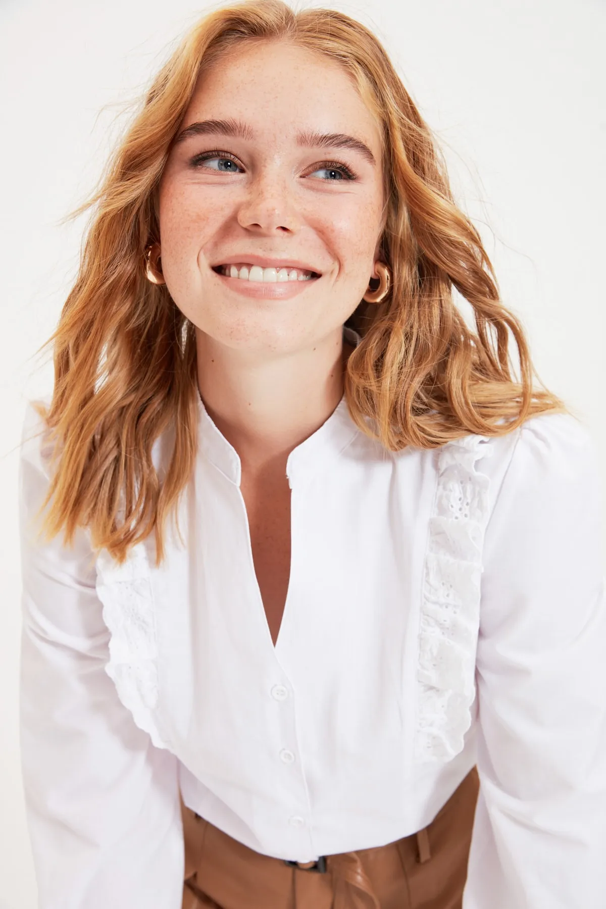 Trendyol Collection  Weißes Spitzenhemd aus Baumwolle - Regular Fit TWOSS20GO0044