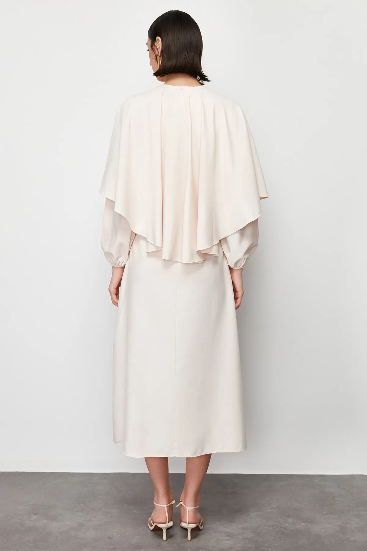 Trendyol Modest  Beiges Kleid aus Satingewebe mit Cape und Schärpe TCTSS24EB00176