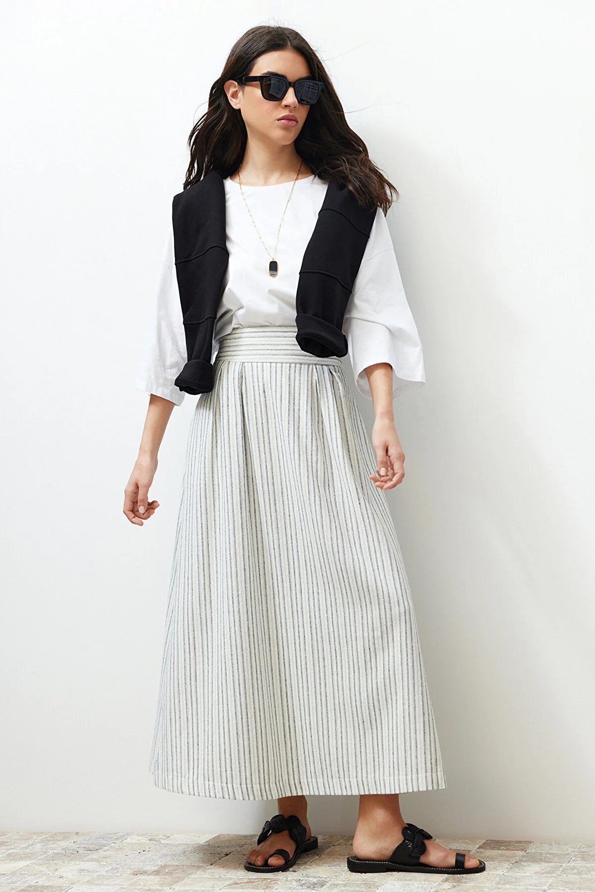 Trendyol Modest  Ecru gestreifter, gewebter Rock in Leinenoptik mit Taschendetail TCTSS24EE00007