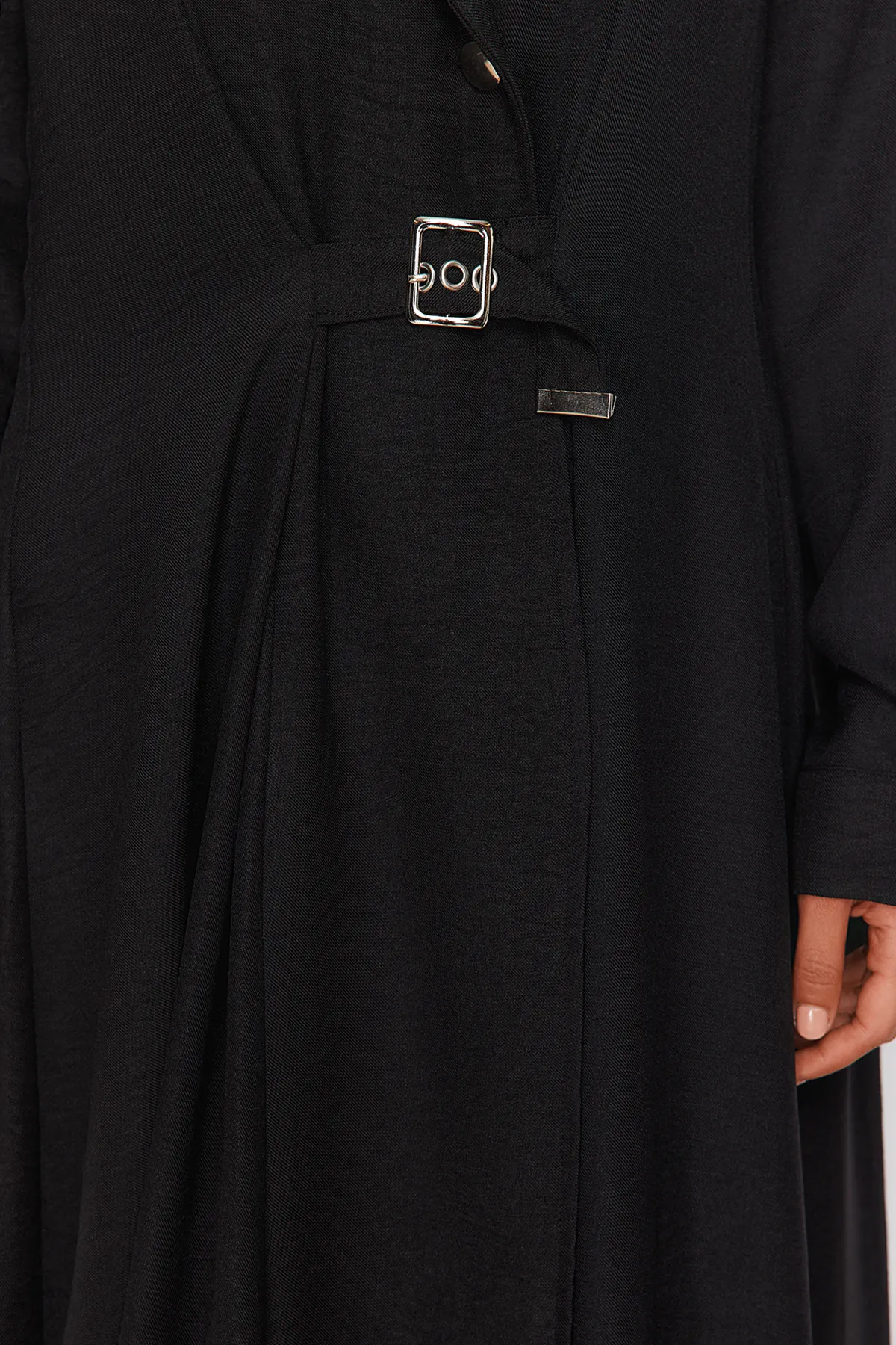 Trendyol Modest  Schwarzes gewebtes Kleid in Leinenoptik mit Gürteldetail auf der Vorderseite TCTSS24EB00194